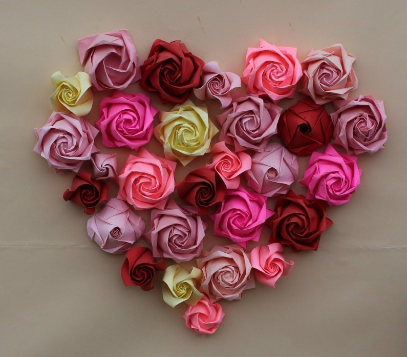 un cuore fatto di fiori di carta multicolore