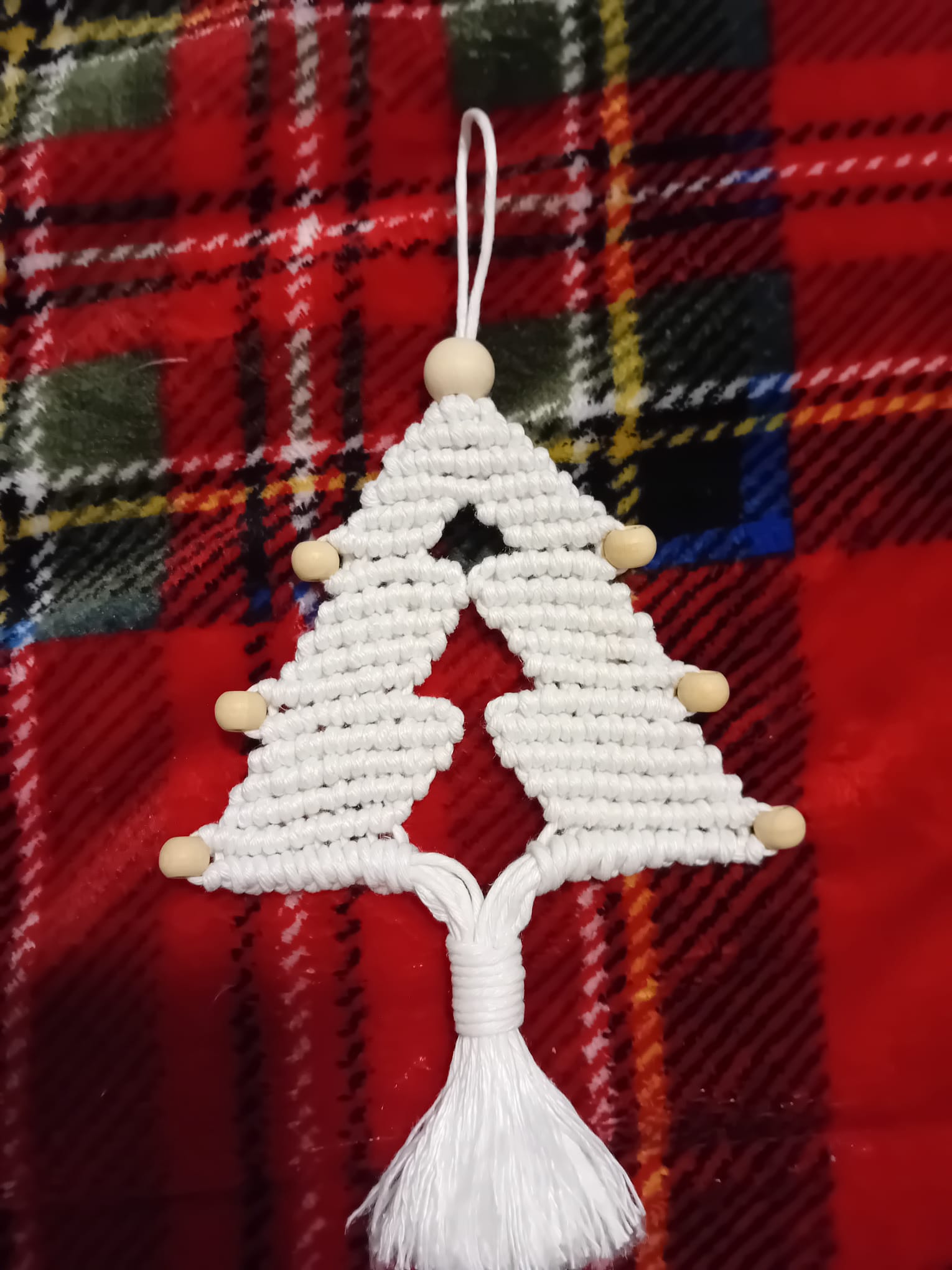 un alberello bianco con delle decorazioni alle sue punte