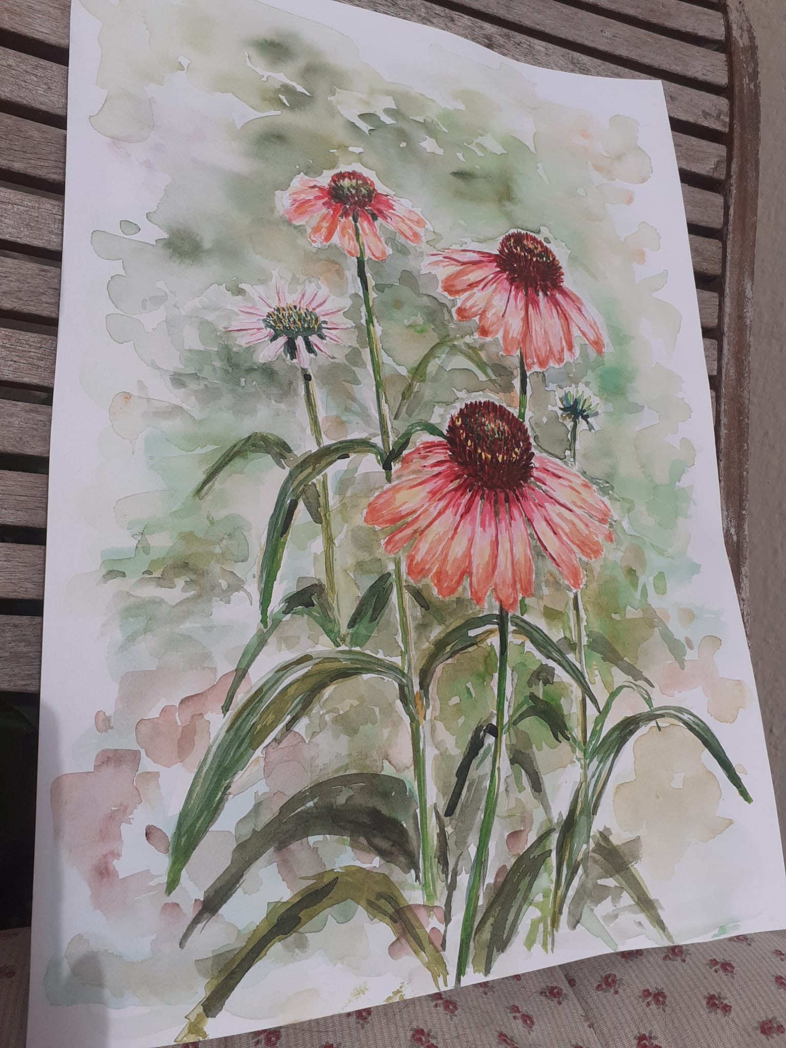 un disegno d'acquerello che rappresenta dei fiori rossi con uno sfondo verde